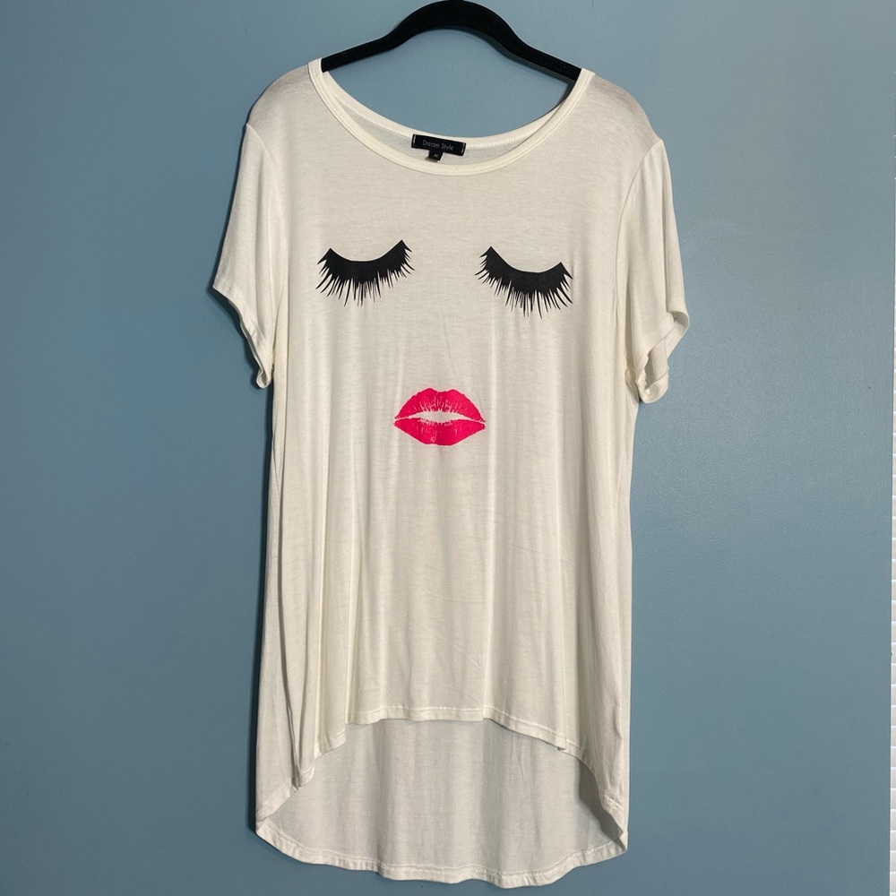 Dream Style Lashes & Lips Tee w/High-Low Hem - S, White